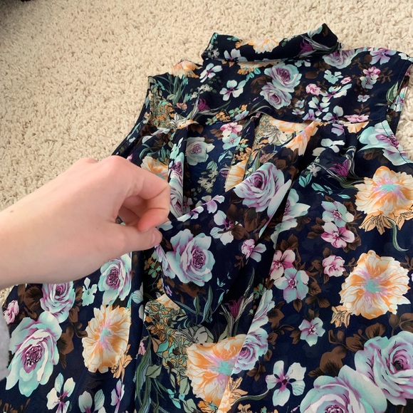 Forever 21 button up floral sleeveless blouse - Picture 5 of 6